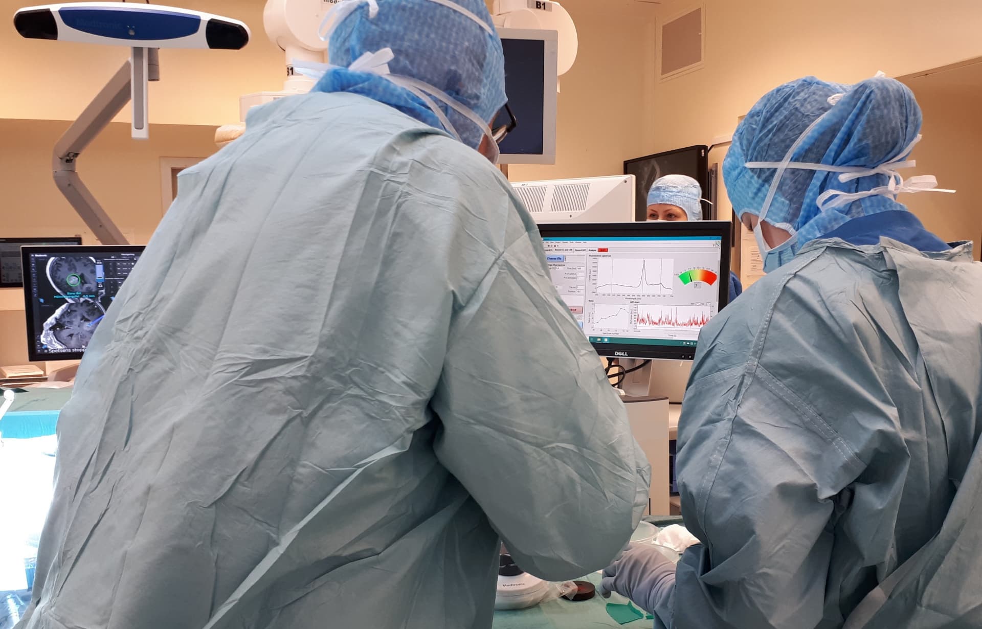 Neurosurgical operating room with the FluoRa optical guidance system in use